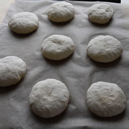 Hamburgerbrød (lyse) Ingredienser: 3 dl Melk ½ pk Gjær 3 ss Olje 450 g Hvetemel 1 ts Sukker ½ ts Salt Sesamfrø