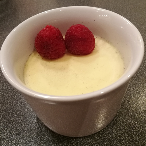 Ingredienser 3 plater Gelatin 2 ½ dl Melk 2 ½ dl Fløte 1 ss Vaniljesukker 150 g Hvit kokesjokolade Bringebær (ferske)