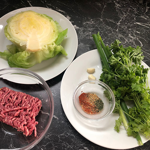 Kål med kjøttdeig Ingredienser (2 porsjoner): ½ Kålhode (lite) 200 gr Kjøttdeig 1 bunt Persille 1 bunt Vårløk 1-2 fedd Hvitløk 1 beger Rømme 1 ts Paprikapulver 1 ts Pepper 1 ts Tørket dill 1 ts Tørket hvitløk 1 ts Salt Eventuelt Kokt ris eller grønn salat.