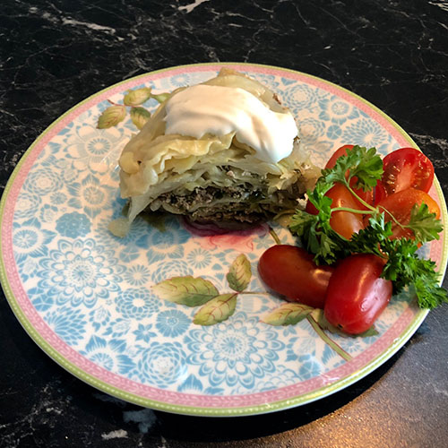 Kål med kjøttdeig Ingredienser (2 porsjoner): ½ Kålhode (lite) 200 gr Kjøttdeig 1 bunt Persille 1 bunt Vårløk 1-2 fedd Hvitløk 1 beger Rømme 1 ts Paprikapulver 1 ts Pepper 1 ts Tørket dill 1 ts Tørket hvitløk 1 ts Salt Eventuelt Kokt ris eller grønn salat.