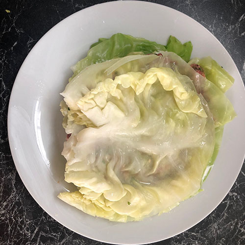 Kål med kjøttdeig Ingredienser (2 porsjoner): ½ Kålhode (lite) 200 gr Kjøttdeig 1 bunt Persille 1 bunt Vårløk 1-2 fedd Hvitløk 1 beger Rømme 1 ts Paprikapulver 1 ts Pepper 1 ts Tørket dill 1 ts Tørket hvitløk 1 ts Salt Eventuelt Kokt ris eller grønn salat.