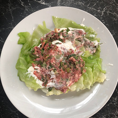 Kål med kjøttdeig Ingredienser (2 porsjoner): ½ Kålhode (lite) 200 gr Kjøttdeig 1 bunt Persille 1 bunt Vårløk 1-2 fedd Hvitløk 1 beger Rømme 1 ts Paprikapulver 1 ts Pepper 1 ts Tørket dill 1 ts Tørket hvitløk 1 ts Salt Eventuelt Kokt ris eller grønn salat.