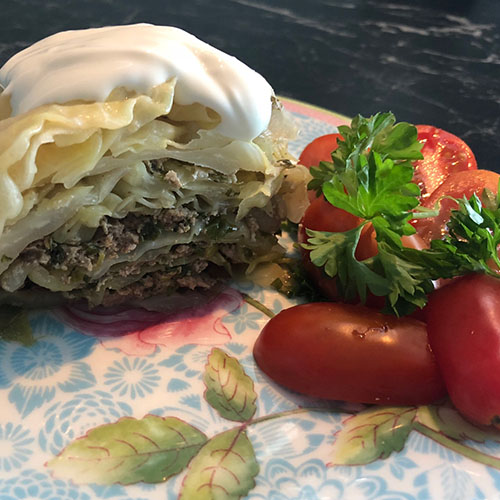 Kål med kjøttdeig Ingredienser (2 porsjoner): ½ Kålhode (lite) 200 gr Kjøttdeig 1 bunt Persille 1 bunt Vårløk 1-2 fedd Hvitløk 1 beger Rømme 1 ts Paprikapulver 1 ts Pepper 1 ts Tørket dill 1 ts Tørket hvitløk 1 ts Salt Eventuelt Kokt ris eller grønn salat.