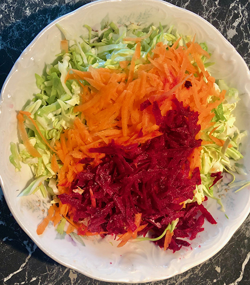 Ingredienser 1 liten eller halv Sommerkål 1-2 Gulrøtter (rå) 1 -2 små Rødbeter (rå) Halv Sitron Bunt Dill eller persille 2 ss Olivenolje Salt