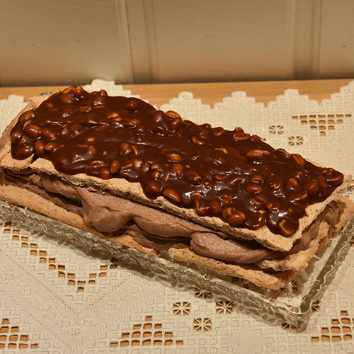 Marengkake med sjokolade, peanøtter og salt karamell Ingredienser: 6 Eggehviter 4 dråper Sitron 2 dl Sukker 1½ ss Maisenna 1½ ss Vaniljesukker 100 g Mandeler 100 g Peanøtter