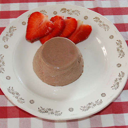 Melkesjokoladepannacotta på fat med jordbær  Ingredienser  3 plater Gelatin  2 ½ dl Melk  2 ½ dl Fløte  150 g Melkesjokolade  Jordbærbær (ferske)