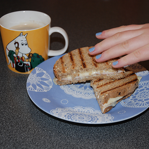 Ostesmørbrød Ingredienser: 2 skiver Brød 1 ss Hamburgerdressing 4 skiver Ost 1 skive Skinke (valgfritt)