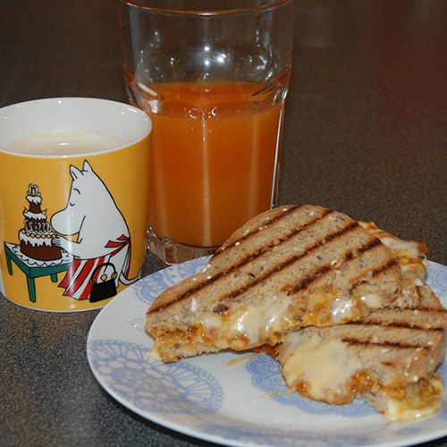 Ostesmørbrød Ingredienser: 2 skiver Brød 1 ss Hamburgerdressing 4 skiver Ost 1 skive Skinke (valgfritt)