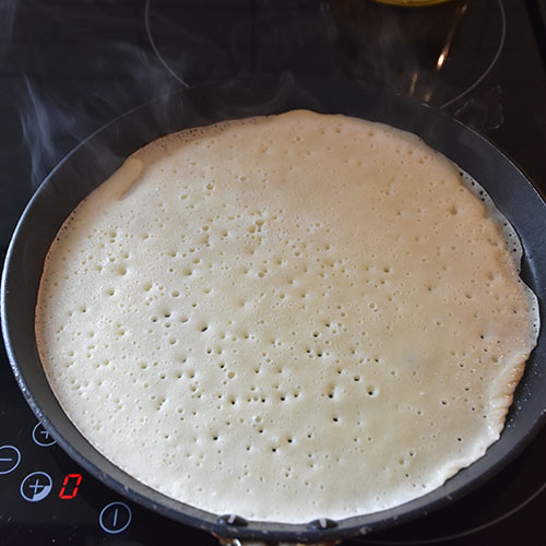 Frokostpannekaker Ingredienser: 2 Egg 6 dl Melk 3 dl Hvetemel Smør