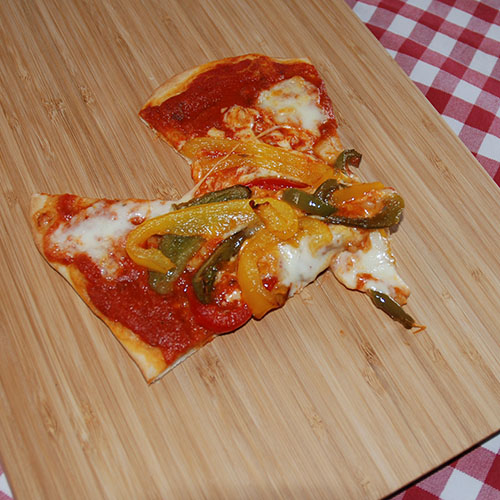 Pizza paprika  Ingredienser - Fyll & topping 1 bx 	Tomater (hermetiske)  2 fedd 	Hvitløk (finhakket)  1 ss 	Olivenolje    	Basilikum (blader)  2 	Mozzarella (skivet)  1 ss 	Olivenolje 4	Paprikaer