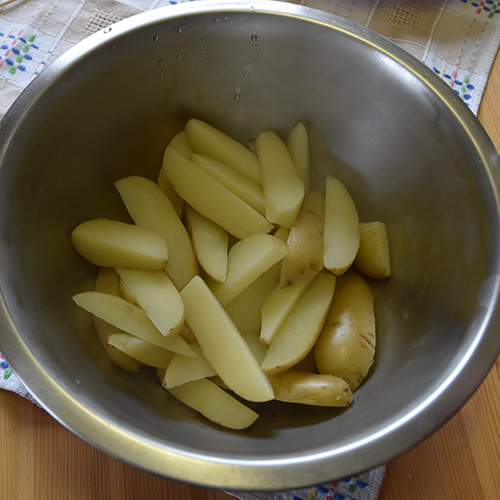 Krydrede potetbåter Ingredienser: 8 - 12 Poteter (vaskete) 3 ss Olje (oliven) 1 ss Paprikapulver 1 ts Salt 1 ss Provencekrydder