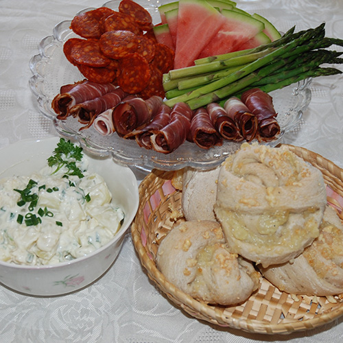 Potetsalat Ingredienser: 6 - 8 Poteter 4-6 ss Majones ½ bx Rømme (lett) 1 ss Sennep 2 ss Lake av syltet agurk 2-4 ss Hakket sylteagurk Gressløk (hakket) Salt Persille (valgfritt)