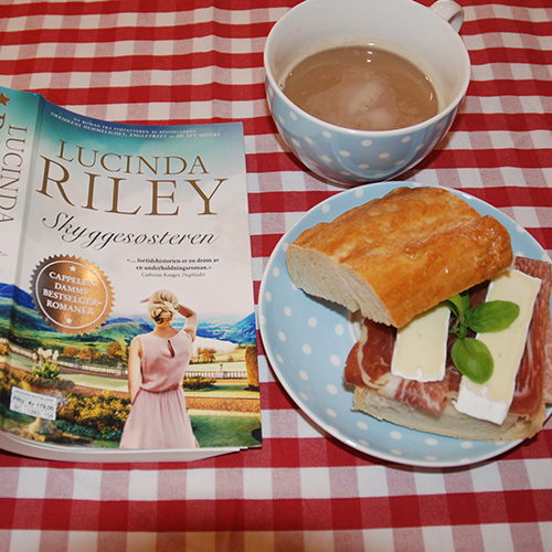 Riley, Lucinda, (2016) «Skyggesøsteren», Cappelen Damms og Baguette Ingredienser 3 ss Smør (smeltet) 2 dl Vann (lunken) ½ pk Gjær 350 g Hvetemel 1 ts Salt 1 Eggehvite (pensling)