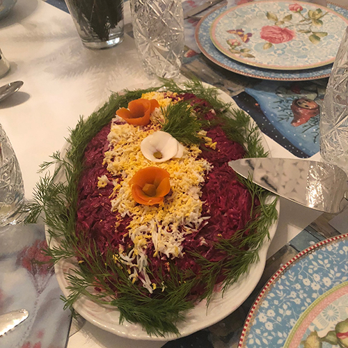 Sildesalat - "Sild under pels" Ingredienser 250 gr Spekesild - renskåret filet uten skinn 2-3 Kokte poteter 2 Kokte gulrøtter 2 Kokte rødbeter 3 Kokte egg ½ Løk eller vårløk 100 gr Majones