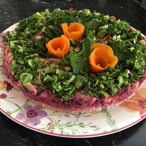 Sildesalat - "Sild under pels" Ingredienser 250 gr Spekesild - renskåret filet uten skinn 2-3 Kokte poteter 2 Kokte gulrøtter 2 Kokte rødbeter 3 Kokte egg ½ Løk eller vårløk 100 gr Majones