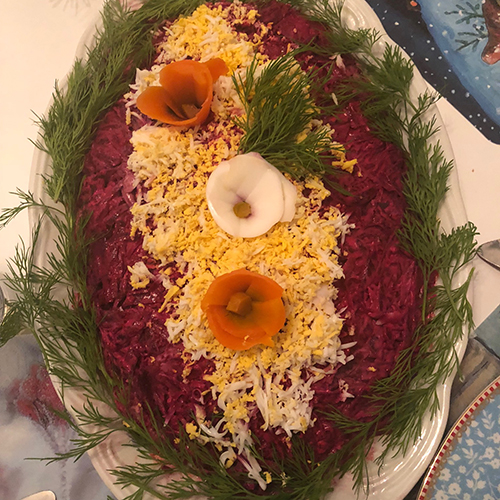 Sildesalat - "Sild under pels" Ingredienser 250 gr Spekesild - renskåret filet uten skinn 2-3 Kokte poteter 2 Kokte gulrøtter 2 Kokte rødbeter 3 Kokte egg ½ Løk eller vårløk 100 gr Majones