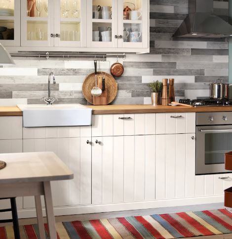 IKEA - HITTARP kjøkkenfronter har en myk hvitfarge og vertikalt mønster som gir en følelse av tradisjonelt håndverk – og skaper et personlig kjøkken med varm, landlig sjarm.