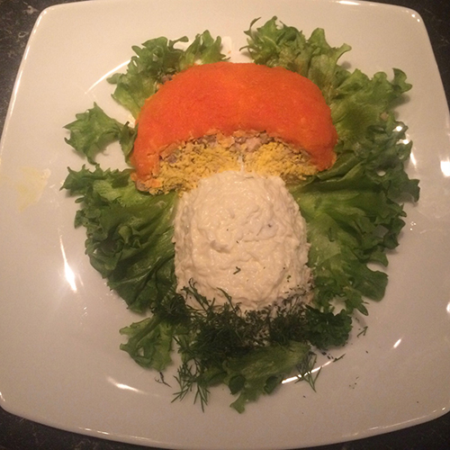 Soppsalat Подосиновик Ingredienser 300-400 g Ferske sjampinjonger eller skogssopp 1 Purreløk 3 Egg (hardkokte) 1-2 Kyllingfilet 1 Gulrot 3 ss Majones 2 ss Smør Salt og pepper Salatblad til pynt