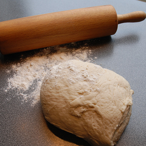 Baguette Ingredienser: 3 ss Smør (smeltet) 2 dl Vann (lunken) ½ pk Gjær 350 g Hvetemel 1 ts Salt 1 Eggehvite (pensling)