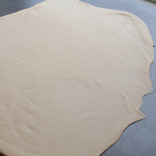 Baguette Ingredienser: 3 ss Smør (smeltet) 2 dl Vann (lunken) ½ pk Gjær 350 g Hvetemel 1 ts Salt 1 Eggehvite (pensling)