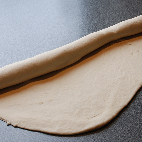 Baguette Ingredienser: 3 ss Smør (smeltet) 2 dl Vann (lunken) ½ pk Gjær 350 g Hvetemel 1 ts Salt 1 Eggehvite (pensling)