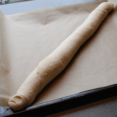 Baguette Ingredienser: 3 ss Smør (smeltet) 2 dl Vann (lunken) ½ pk Gjær 350 g Hvetemel 1 ts Salt 1 Eggehvite (pensling)