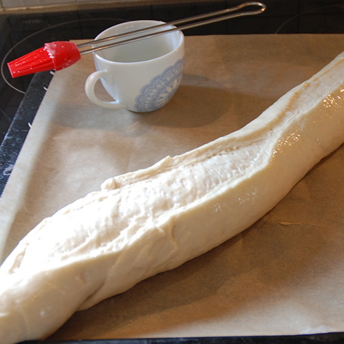 Baguette Ingredienser: 3 ss Smør (smeltet) 2 dl Vann (lunken) ½ pk Gjær 350 g Hvetemel 1 ts Salt 1 Eggehvite (pensling)