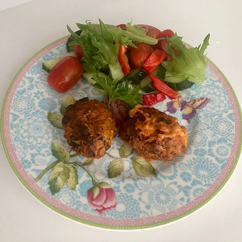 Sommerkjøttkaker Ingredienser: 200 gr Kjøttdeig ¼ Kålhode (middels stort) 1-2 Gulrøtter 1 Løk (liten) 1 bunt Persille 1 bx Rømme (lett) eller creme fraiche 3 ss Ketchup eller tomatpure 1 ts Paprikapulver 1 ts Tørket dill 1 ts Svart pepper 1 ts Hvitløkspulver 1 ts Buljongpulver eller 1 buljongterning