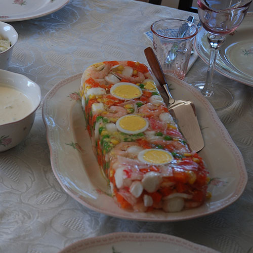 Aspik eller kabaret Ingredienser: 1 pk Aspik (lys) 3 Egg 1 pk Fiskeboller (små) ½ pk Grønnsaksblanding (am.) 1 bx Reker