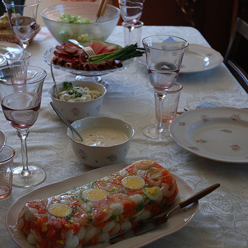 Aspik eller kabaret Ingredienser: 1 pk Aspik (lys) 3 Egg 1 pk Fiskeboller (små) ½ pk Grønnsaksblanding (am.) 1 bx Reker