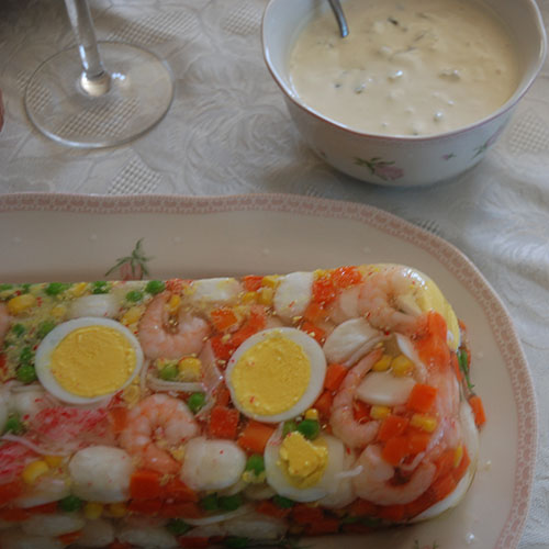 Aspik eller kabaret Ingredienser: 1 pk Aspik (lys) 3 Egg 1 pk Fiskeboller (små) ½ pk Grønnsaksblanding (am.) 1 bx Reker