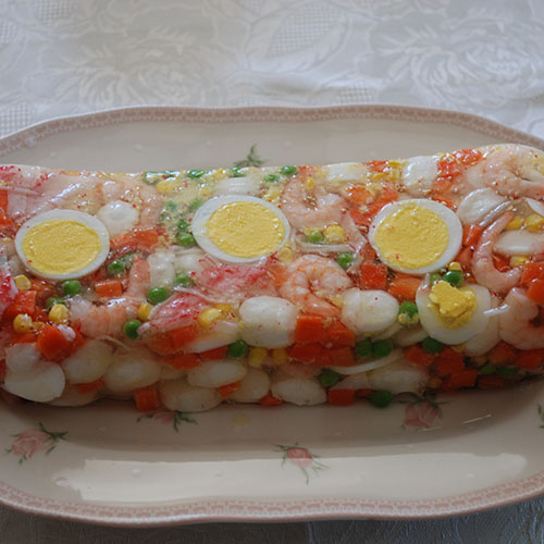 Aspik eller kabaret Ingredienser: 1 pk Aspik (lys) 3 Egg 1 pk Fiskeboller (små) ½ pk Grønnsaksblanding (am.) 1 bx Reker