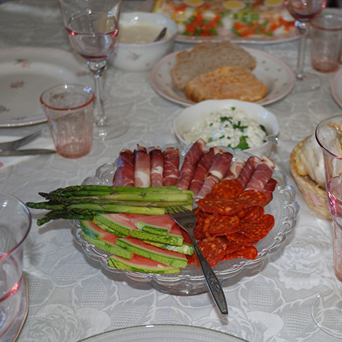 Potetsalat Ingredienser: 6 - 8 Poteter 4-6 ss Majones ½ bx Rømme (lett) 1 ss Sennep 2 ss Lake av syltet agurk 2-4 ss Hakket sylteagurk Gressløk (hakket) Salt Persille (valgfritt)