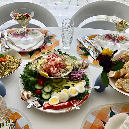 sommerlunsj med reker  Ingredienser:  500 gr	Reker (ferske) 1	Avokado 1/2	Agurk 1 pose	Salat blad 10 	Cherrytomater 1	Sitron 2 	Egg (kokte) ½ 	Rødløk 1	Loff 	Smør, majones