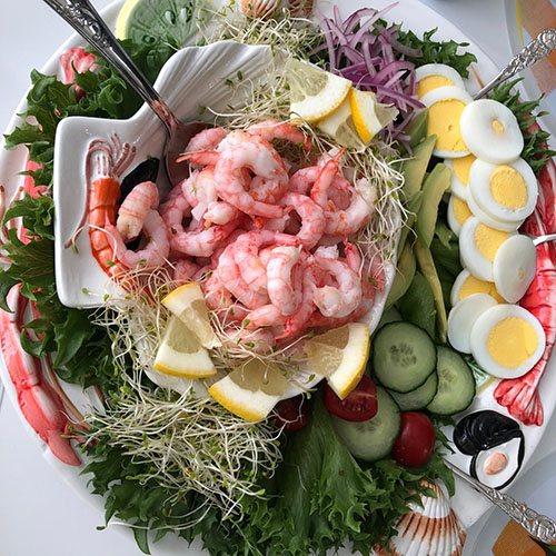 sommerlunsj med reker Ingredienser: 500 gr Reker (ferske) 1 Avokado 1/2 Agurk 1 pose Salat blad 10 Cherrytomater 1 Sitron 2 Egg (kokte) ½ Rødløk 1 Loff Smør, majones