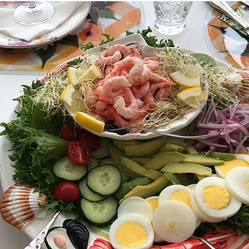 sommerlunsj med reker  Ingredienser:  500 gr	Reker (ferske) 1	Avokado 1/2	Agurk 1 pose	Salat blad 10 	Cherrytomater 1	Sitron 2 	Egg (kokte) ½ 	Rødløk 1	Loff 	Smør, majones