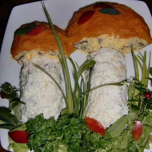 Soppsalat Подосиновик Ingredienser 300-400 g Ferske sjampinjonger eller skogssopp 1 Purreløk 3 Egg (hardkokte) 1-2 Kyllingfilet 1 Gulrot 3 ss Majones 2 ss Smør Salt og pepper Salatblad til pynt