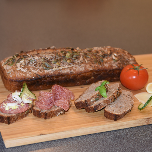 Grovt surdeigsbrød etter oppskrift fra Baker Brun med brunost Ingredienser: 600 g Hvetemel 200 g Sammalt hvete, grov 100 g Sammalt rug, grov 100 g Byggmel 20 g Salt (1 ss) 500 g Surdeig 6 ½ dl Lunkent vann Frø til pynt