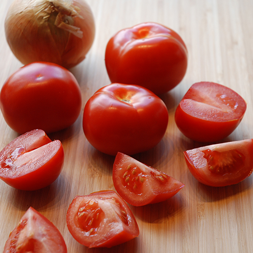 Tomatsalsa Ingredienser 4 Tomater (hakket) ½ Løk (finhakket) 1 Jalapeño chili (finhakket) ½ dl Limesaft (nypresset) 2 ss Koriander (finakket) 2 ts Salt (Maldon)