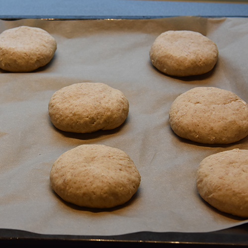 Hamburgerbrød etter oppskrift fra Baker Brun (2018), "Våre beste oppskrifter. 125 år med tradisjonsbakst" , og er gjengitt med tillatelse fra Baker Brun. Ingredienser 3 dl Melk ½ pk Gjær 1 ts Sukker ½ ts Salt 3 ss Olje 300 g Hvetemel 100 g Sammalt hvete (fin) 100 g Lettkokte havregryn