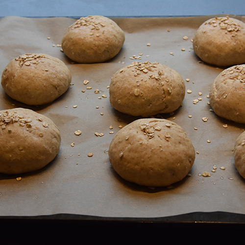 Hamburgerbrød etter oppskrift fra Baker Brun (2018), "Våre beste oppskrifter. 125 år med tradisjonsbakst" , og er gjengitt med tillatelse fra Baker Brun. Ingredienser 3 dl Melk ½ pk Gjær 1 ts Sukker ½ ts Salt 3 ss Olje 300 g Hvetemel 100 g Sammalt hvete (fin) 100 g Lettkokte havregryn