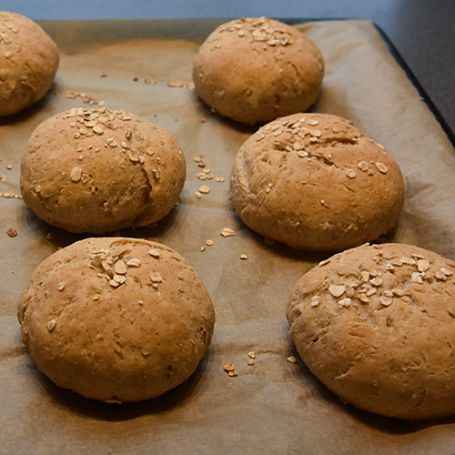 Hamburgerbrød etter oppskrift fra Baker Brun (2018), "Våre beste oppskrifter. 125 år med tradisjonsbakst" , og er gjengitt med tillatelse fra Baker Brun. Ingredienser 3 dl Melk ½ pk Gjær 1 ts Sukker ½ ts Salt 3 ss Olje 300 g Hvetemel 100 g Sammalt hvete (fin) 100 g Lettkokte havregryn