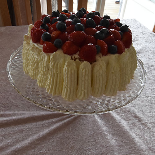 Bløtkake etter oppskrift fra Baker Brun etter oppskrift fra I Baker Brun (2018), «Våre beste oppskrifter. 125 år med tradisjonsbakst», (side 86) Ingredienser: Bunn 4 Egg 2 dl Sukker 1 dl Hvetemel 1 dl Potetmel 1 ts Bakepulver Fyll og pynt 3 dl Kremfløte 2 ss Melis 1 dl Melk (eller juice) Syltetøy Friske bær