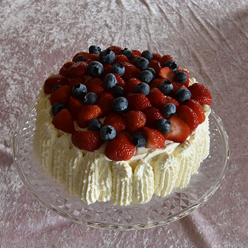 Bløtkake etter oppskrift fra Baker Brun etter oppskrift fra I Baker Brun (2018), «Våre beste oppskrifter. 125 år med tradisjonsbakst», (side 86) Ingredienser: Bunn 4 Egg 2 dl Sukker 1 dl Hvetemel 1 dl Potetmel 1 ts Bakepulver Fyll og pynt 3 dl Kremfløte 2 ss Melis 1 dl Melk (eller juice) Syltetøy Friske bær