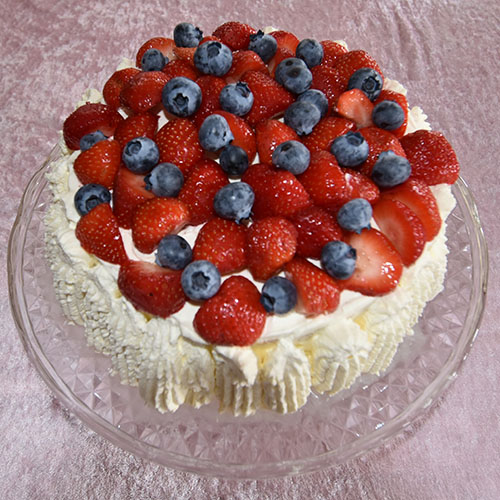 Bløtkake etter oppskrift fra Baker Brun etter oppskrift fra I Baker Brun (2018), «Våre beste oppskrifter. 125 år med tradisjonsbakst», (side 86) Ingredienser: Bunn 4 Egg 2 dl Sukker 1 dl Hvetemel 1 dl Potetmel 1 ts Bakepulver Fyll og pynt 3 dl Kremfløte 2 ss Melis 1 dl Melk (eller juice) Syltetøy Friske bær