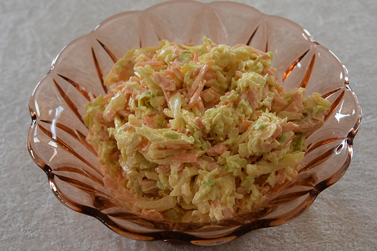 Coleslaw Ingredienser 1 Gulrot ⅛ Kålrot ¼ Hodekål ½ porsjon Majones