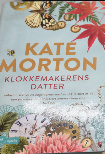 Morton, Katea (2018) «klokkemakerens datter». Vigmostad Bjørke. & Pølsehorn - https://heidisboble.no/polsehorn/