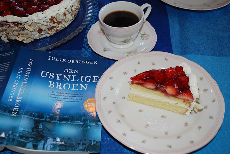 Orringer, Julie (2017) «Den usynlige broen» Gyldendal og Jordbær kake etter oppskrift fra Baker Brun Ingredienser Bunn 4 Egg 2 dl Sukker 1 dl Hvetemel 1 dl Potetmel 1 ts Bakepulver Fyll og pynt ½ porsjon Vaniljekrem 3 dl Kremfløte Friskejordbær 1 pk Gele (jordbærsmak) Skivede mandler Tips! Du kan bruke ferdiglaget vaniljekrem, hvis du heller ønsker det.