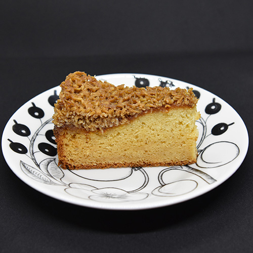 Farmors Drømmekake Ingredienser 4 Egg 200 g Sukker 250 g Hvetemel 3 ts Bakepulver 1 ts Vaniljesukker 50 g Margarin 2 dl Melk Kokostopping: 100g Margarin 125 g Kokos 175 g Sukker (brunt) ½ dl Melk