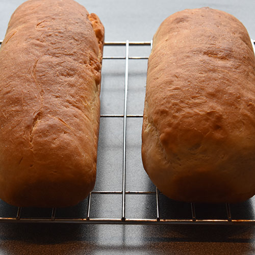 Farmors myke loff Ingredienser 2 ½ dl Melk 2 ½ dl Vann ½ pk Gjær 750 g Hvetemel (ca. 13 dl) 3 ss Sukker 1 ½ ts Salt ½ dl Rapsolje 2 ss Smør (smeltet)